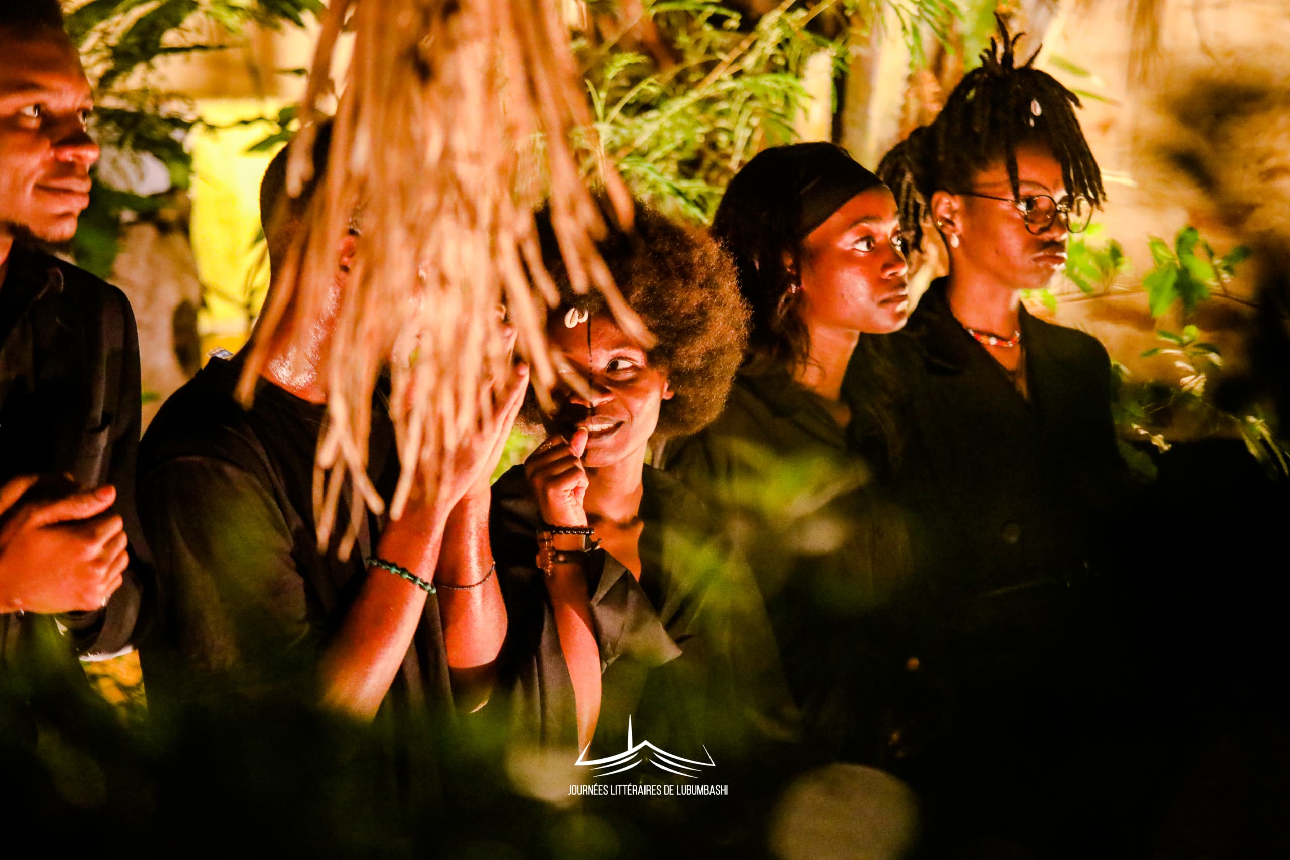 Image principale du post intitulé Une soirée d’éloquence et de lumière : «Écrit Mudimbe, danse, slam mon Roi» illumine les Journées Littéraires de Lubumbashi