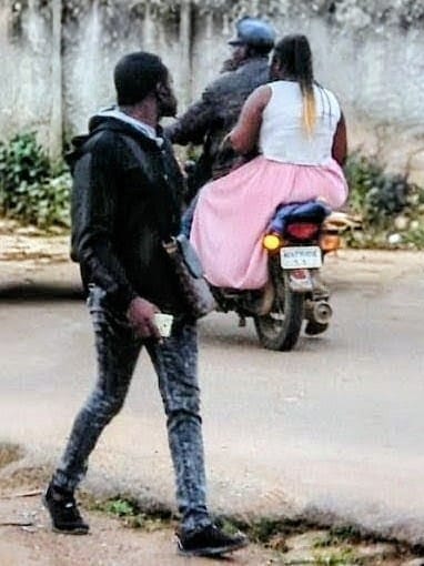 Ça me dit, instant mots : L’agression du trottoir