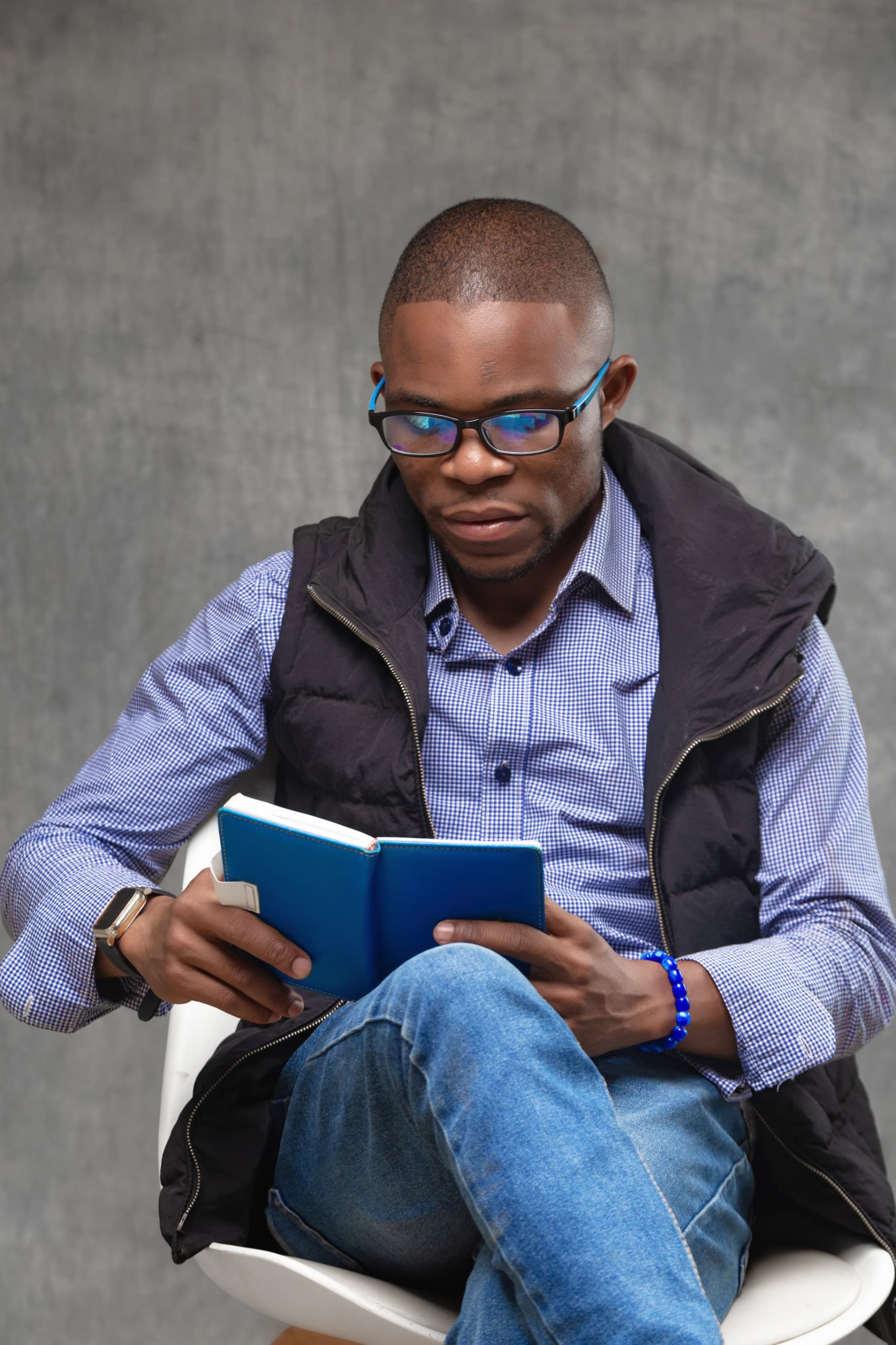 Image de profile de Tony Tshinday, rédacteur(trice) sur le site de Kiosque Littéraire.